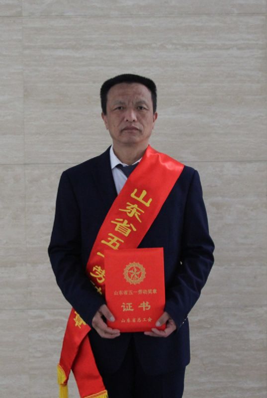奮斗不負(fù)韶華,平凡鑄就偉大 —公司員工徐成海榮獲省“五一勞動獎?wù)隆?/></p><p>徐成海自2011年進(jìn)入龍港硅業(yè)以來,默默無聞,任勞任怨,兢兢業(yè)業(yè),公而忘私,連續(xù)十年每年均被評為勞動模范、先進(jìn)個人;2015年入選昌邑市勞動模范,2019年獲評濰坊市勞動模范。<br/>敬業(yè)是品質(zhì),精業(yè)是態(tài)度。徐成海把“敬業(yè)”和“精業(yè)”作為信仰,十年如一日,在平凡的崗位上,腳踏實(shí)地,銳意進(jìn)取,無私奉獻(xiàn)。通過近10年的持續(xù)優(yōu)化和30余項項目改造,公司生產(chǎn)管理模式取得質(zhì)的變化,其本人獲得山東省企業(yè)技術(shù)創(chuàng)新獎8項、濰坊市職工技術(shù)創(chuàng)新成果youxiu獎2項,公司先后榮獲“中國專精特新企業(yè)”、“山東省企業(yè)技術(shù)創(chuàng)新示范企業(yè)”、“山東省精細(xì)化管理樣板企業(yè)”等榮譽(yù)。徐成海表示,山東省“五一勞動獎?wù)隆奔仁且环莩恋榈榈臉s譽(yù),更是一份激勵、一份責(zé)任,他將更嚴(yán)格地要求自己,鞭策自己,發(fā)揚(yáng)勞模精神、先進(jìn)精神、工匠精神,帶動身邊的同事實(shí)干圓夢,以優(yōu)異的工作成績回報企業(yè)、回饋社會。</p><p style=